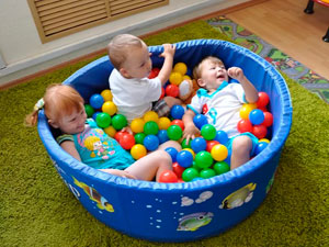 выгодно приобрести сухой бассейн для малышей, смягким наполнителем в виде шариков или кубиков в магазине с доставкой на дом!